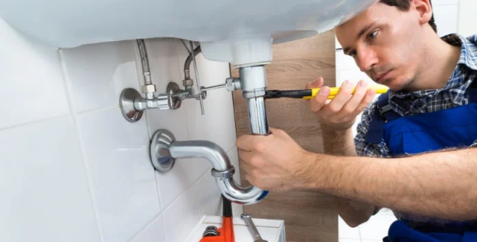 Canalizador a reparar lavatório