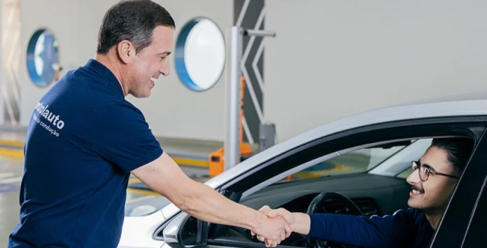 Carro a ser inspecionado num centro Controlauto